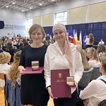nauczycielka i uczennica z odznaczeniami