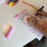 uczennica ozdabia portret kropkami