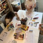 ucznowie zgodnie ze swoją wizją ozdabiają prace kropkami