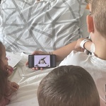 uczniowie oglądają film o Vasti