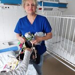 Dziecko bierze udział w zabawie słowno-dotykowej, zgaduje i wyjmuje przedmioty kojarzące się z porami roku