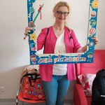 Nauczycielka  trzyma ramkę Jestem Przedszkolakiem i ołówek do pasowania