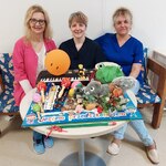 Nauczycielki oddziałów przedszkolnych prezentują zestaw pomocy wykorzystywany na spotkaniu w Dniu Przedszkolaka