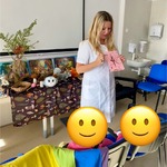 Nauczycielka omawia technikę wykonania pracy plastycznej