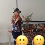 Nauczycielka gra na instrumencie