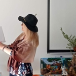 Nauczycielka przedstawia motyw jesieni w literaturze dziecięcej