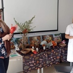 Nauczycielki prowadzą zabawę z muzyką_ śpiewem i grą na instrumentach