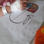 dziecko rozpoczyna tworzenie pracy plastycznej z jabłkiem