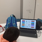 Uczeń rozwiązuje quiz w aplikacji Wordwall