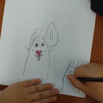 Dziecko rysuje dwa króliki