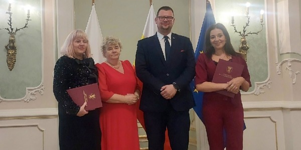 Pani Elżbieta Lewczuk nauczyciel” mądry sercem”, pani Wiesława  Ćwiklińska- dyrektor Departamentu Edukacji,  Pan Tomasz Klim- Zastępca Prezydenta Miasta Białegostoku, Pani Joanna Ewa Chętnik
