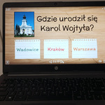 Uczniowie rozwiązują quiz na wordwallu