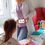 Uczennica ogląda Śniadanie z Przyjaciółmi