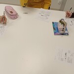 Uczniowie z oddziału dziennego rozwiązują zadania konkursowe podczas Szkolnego Konkursu Fizycznego Tygrysek