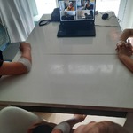 chłopcy uczestniczą w spotkaniu online śniadanie z PSYjaciółmi
