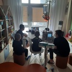 chłopcy uczestniczą w spotkaniu online śniadanie z PSYjaciółmi