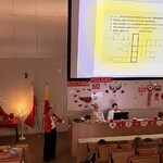 Dzieci rozwiązują krzyżówkę