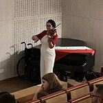 Nauczycielka ZS15 akompaniuje do utworu patriotycznego