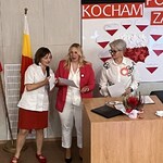 P.dyr odczytuje wyniku konkursu na najładniejszy kotylion