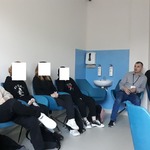 Nauczyciel języka polskiego Pan Andrzej Sadowski wyjaśnia uczniom zagadnienia związane z malarstwem romantycznym.