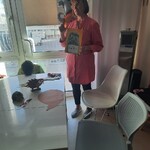 nauczycielka prezentuje książkę o Jeżyku