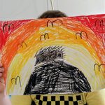 Portret czarnego jeża na kolorowym tle