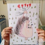 Portret jeża trzymającego serduszka