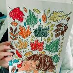 Portret jeża z kolorowymi liśćmi