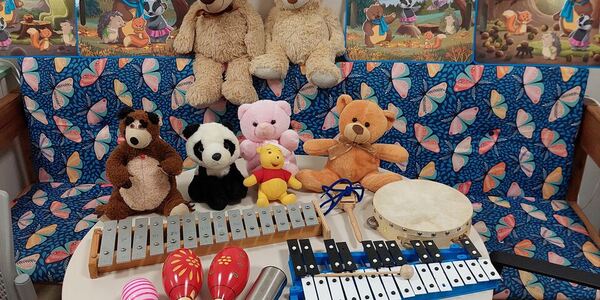 Misie, książki i instrumenty w sali na stole
