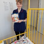 Nauczycielka prezentuje książkę  Złotowłosa i trzy niedźwiadki