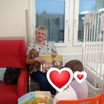 Nauczycielka, dzieci i książki o misiu