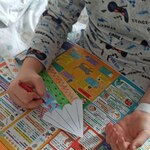 Dziecko rysuje kredkę