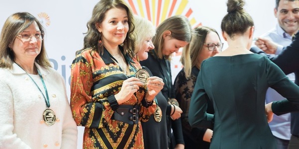 pani asia i inni wolontariusze w czasie wręczania medalu