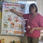 Nauczyciel objasnia schemat działań przy udzielaniu pierwszej pomocy