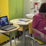 Uczniowie ogladają film jak dzwonić na numer alarmowy