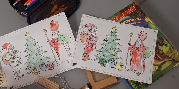 Dzieci kolorują ilustracje Świętego Mikołaja