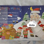 Zabawa z książką czytanko-naklejanką w tematyce świątecznej w Klinice Chirurgii