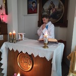 Ksiądz na mszy roratniej w kaplicy UDSK
