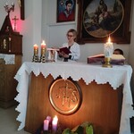 Nauczycielka czyta fragment z liturgii słowa
