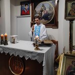 Ksiądz kapelan udziela błogosławieństwa relikwiami sw. Carla Acutisa