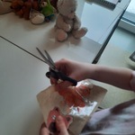 dziewczynka wycina naklejkę diy z narysowanym misiem