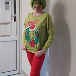 Nauczycielka prezentuje się jako Grinch - bajkowy bohater