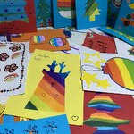 Kartki świąteczne dla żołnierzy wykonane przez dzieci na lekcji plastyki