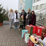 Nauczycielki z zaprzyjażnionej szkoły z uczniem i naszą Panią Dyrektor
