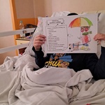 Dziecko pokazuje pracę na uważne sluchanie