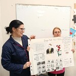 Biologia i angielski nauczycielki omawiają plakat