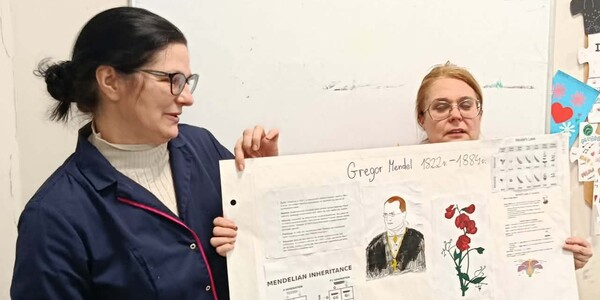 Biologia i angielski nauczycielki omawiają plakat