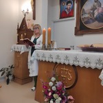 Nauczycielka p.Małgorzata Fiłonowicz czyta Słowo Boże podczas liturgii Światowego Dnia Chorego w kaplicy UDSK