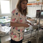 nauczyciel po wręczeniu wylosowanej nagrody