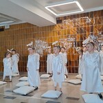 aniołki stoją przed poduszkami-chmurkami